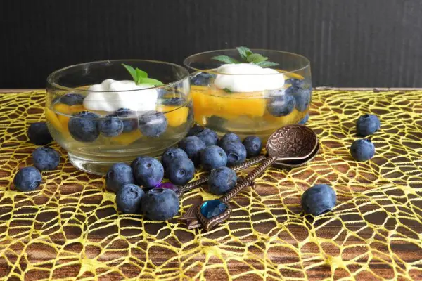 Kolorowy, szybki deser z owocami - galaretka z borówkami i mango z kwaśną śmietaną i miętą