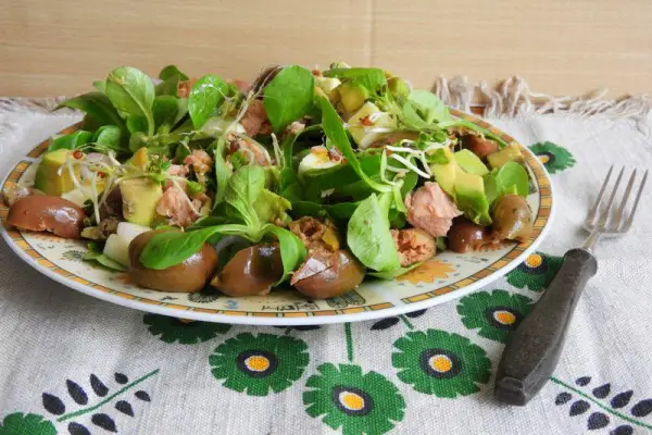Sałatka z roszponki, awokado i tuńczyka