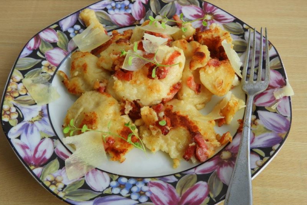 Kluski kładzione smażone z panchettą i parmezanem