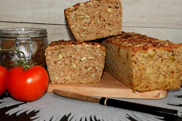 Orkiszowy bochen na zakwasie pszennym z ziarnami