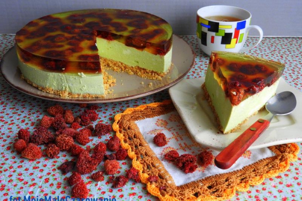 Sernik na zimno z zieloną herbatą matcha, limonką i malinami