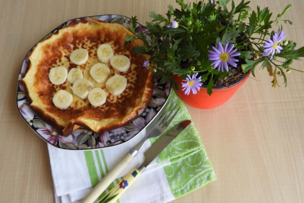 Omlet na greckim jogurcie z bananami