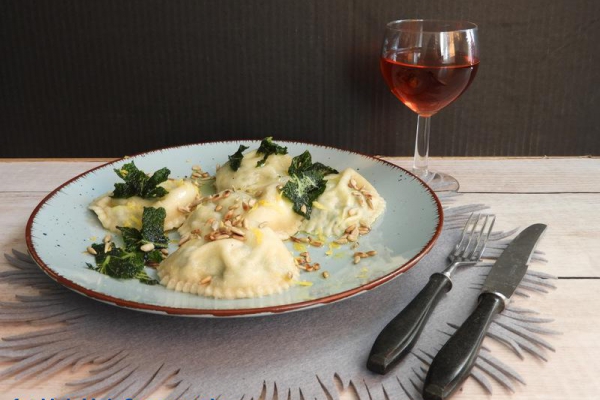Kremowe ravioli z ricottą i masłem szałwiowym