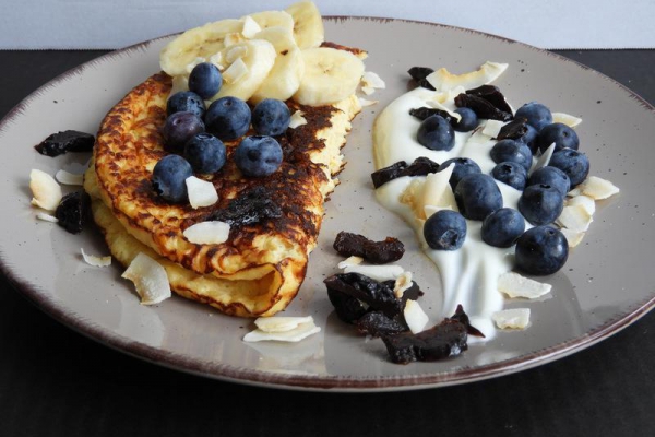 Omlet kokosowy z jogurtem i owocami