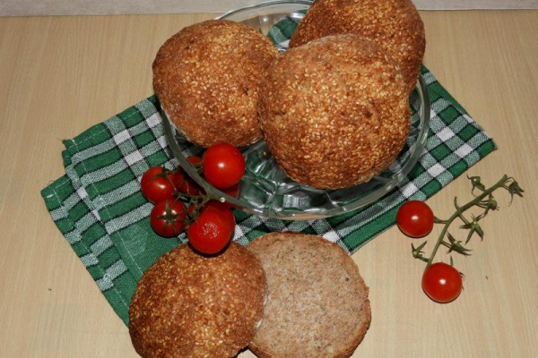 Bułki hamburgerowe razowe z estragonem i sezamem na zakwasie