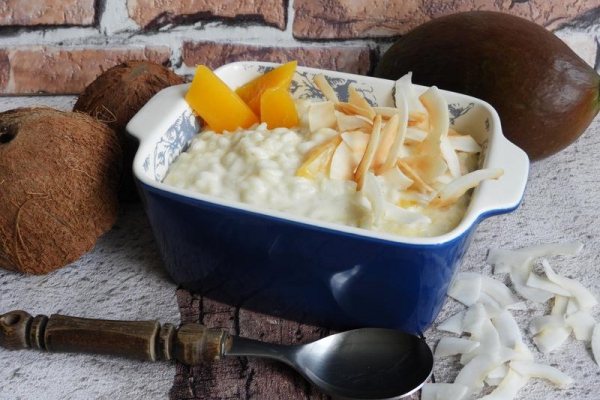 Pudding ryżowy z mango i płatkami kokosowymi
