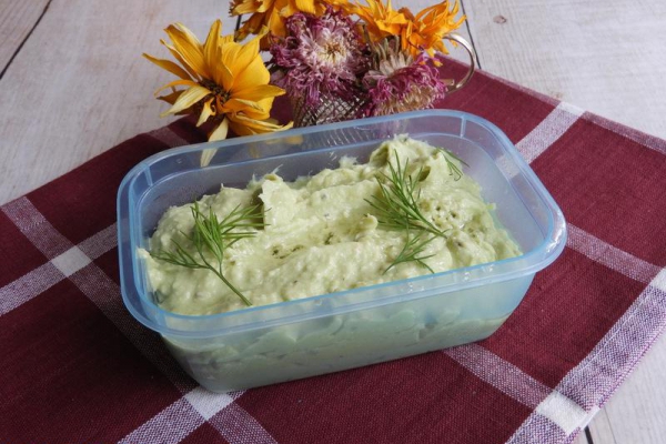 Pasta z awokado z serem feta