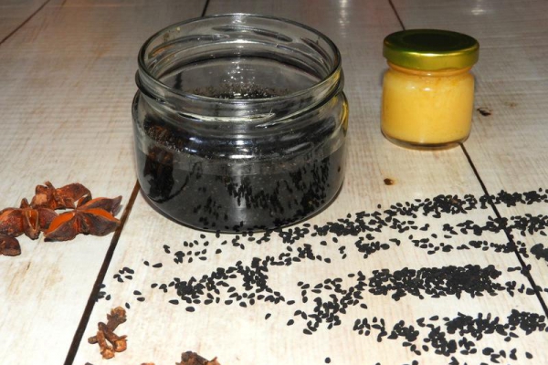 Pasta z czarnuszki z goździkami i anyżem na odporność