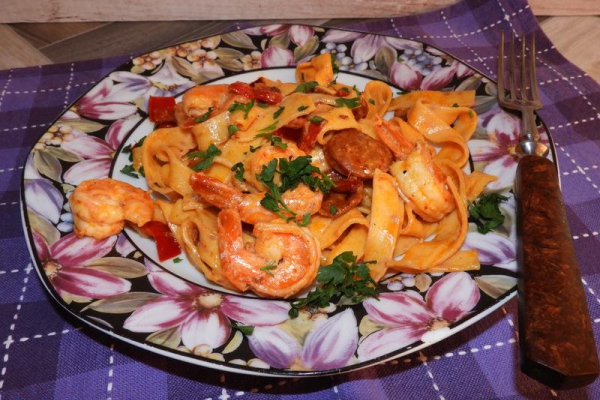Smażone krewetki z czosnkiem i chorizo z makaronem tagliatelle z chili
