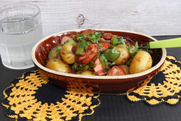 Ziemniaki z chorizo i kaparami