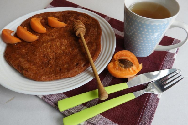 Omlet pełnoziarnisty na kefirze z morelami