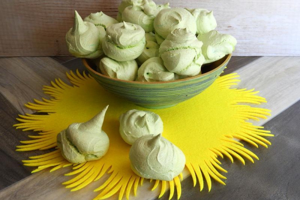 Bezy z herbatą matcha