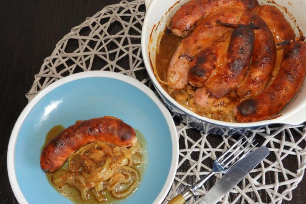 Biała kiełbasa pieczona z cebulą w sosie piwnym