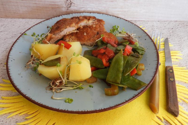 Kotlety w panko z wiosenną jarzynką