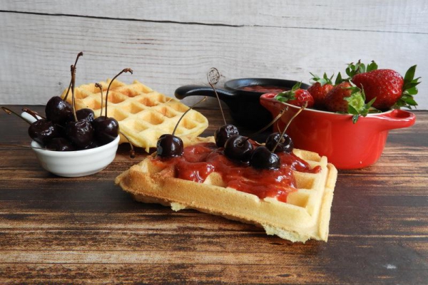 Chrupiące gofry z frużeliną truskawkową i czereśniami