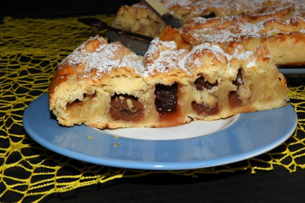 Szybkie ciasto czereśniowe w kształcie ślimaka