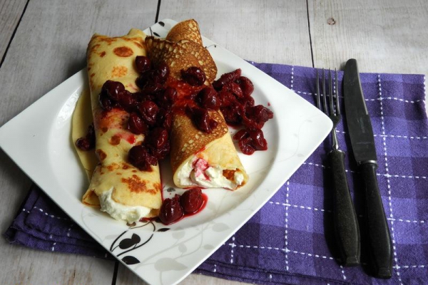 Delikatne naleśniki z wiśniami i mascarpone