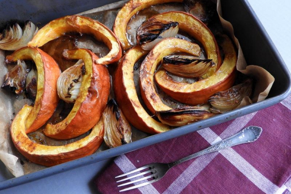 Pieczona dynia z chili i miodem
