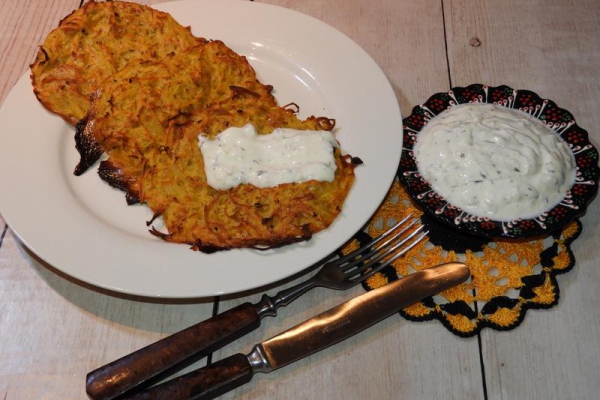 Pieczone placki ziemniaczane z sosem czosnkowym