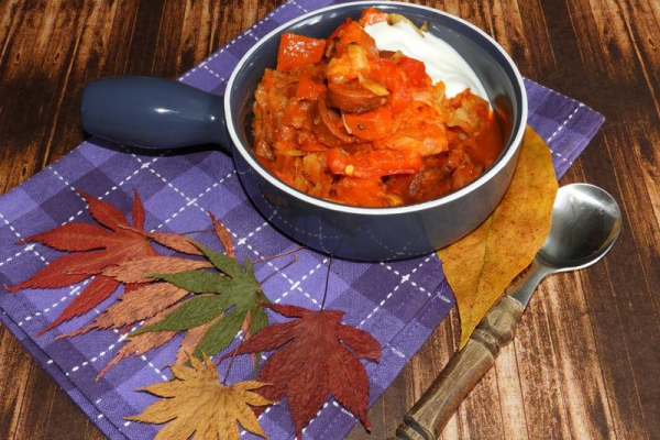 Smażona kapusta z dynią i chorizo