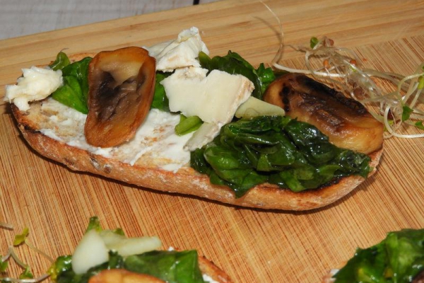 Grzanki z gorgonzolą, szpinakiem i pieczarką