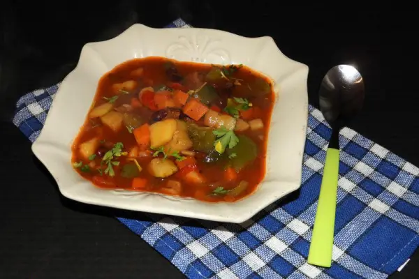 Pikantna zupa z Meksyku z czerwoną fasolą