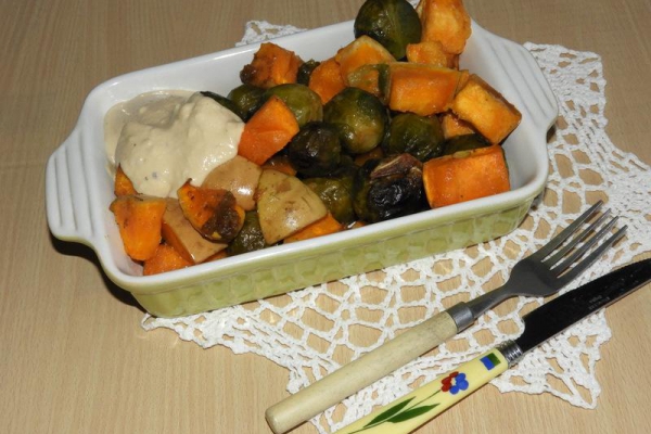 Pieczona dynia z brukselką w sosie tahini
