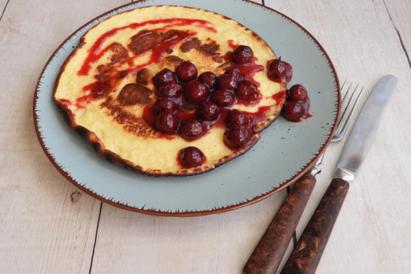 Omlet jogurtowy z frużeliną wiśniową