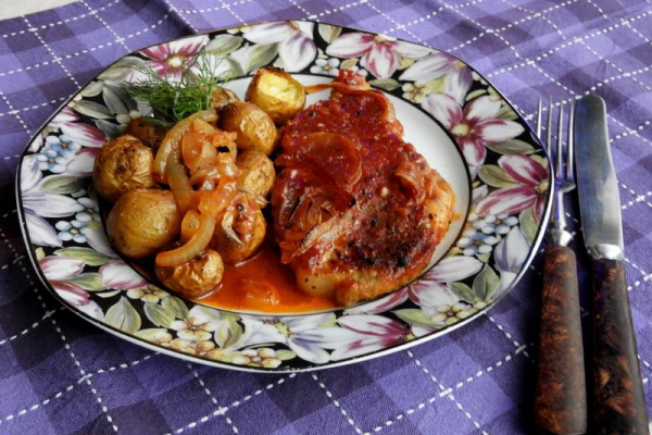 Karkówka pieczona w sosie pomidorowym