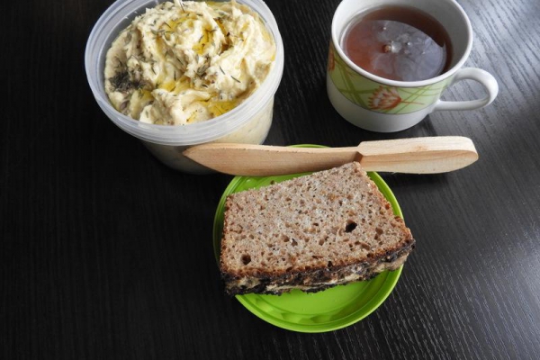 Pikantny śródziemnomorski dip z ciecierzycą