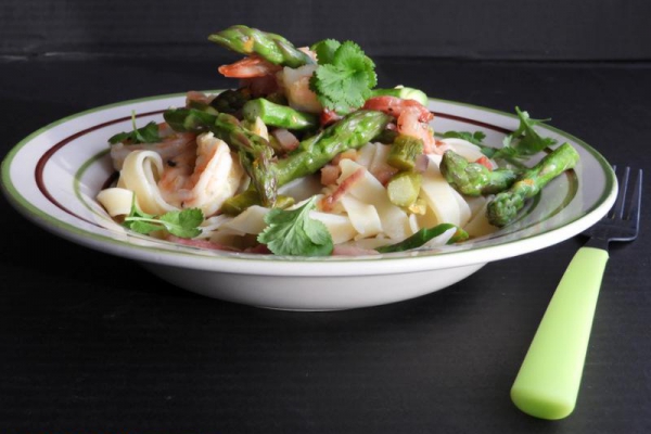 Pomarańczowe krewetki ze szparagami i tagliatelle