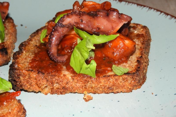 Bruschetta z ośmiornicą