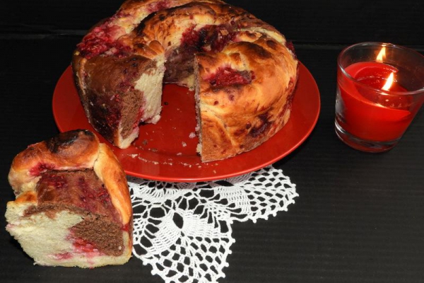 Babka drożdżowa z twarożkiem i malinami