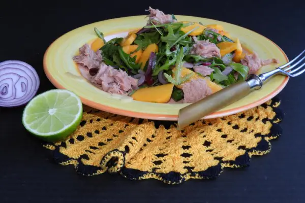 Sałatka z tuńczykiem, fasolą i papają