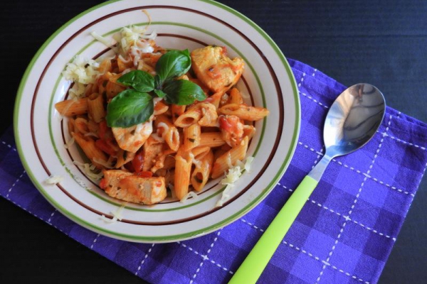 Penne z kurczakiem w sosie pomidorowym