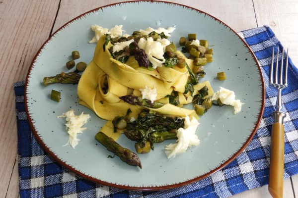 Pappardelle z fioletowymi szparagami, szpinakiem i mozzarellą