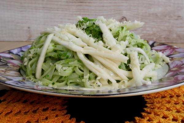 Makaron ryżowy z pesto i z piklowaną białą rzodkwią