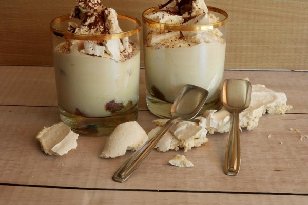 Tiramisu w pucharkach z bezikami