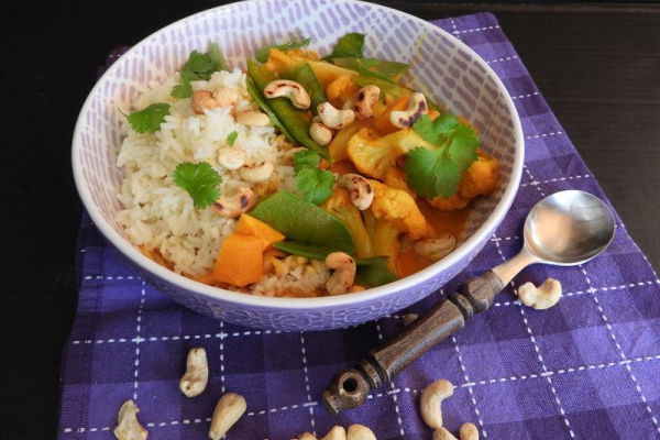 Curry z batatami, kalafiorem i nerkowcami