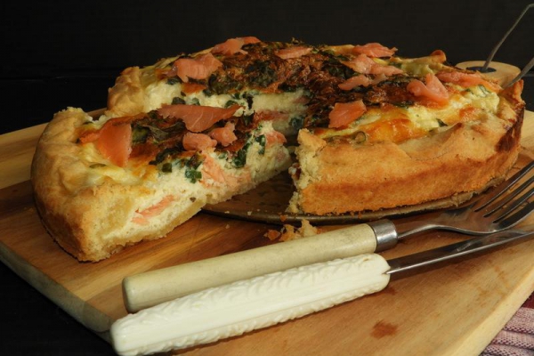 Quiche z łososiem i warzywami