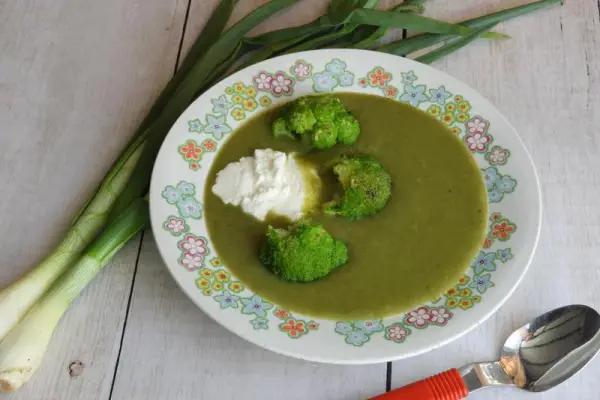 Zielona zupa z dymki z brokułem