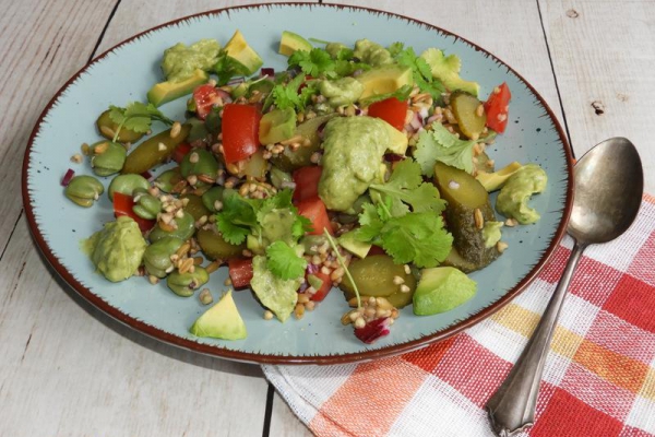Bowl salad z bobem i dressingiem z awokado