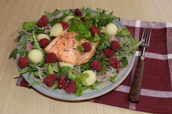 Sałatka z rukoli, pstrąga, melona i malin