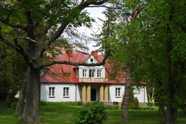 Dwór kapitana Łazanowa w Sędziejowicach woj. łódzkie