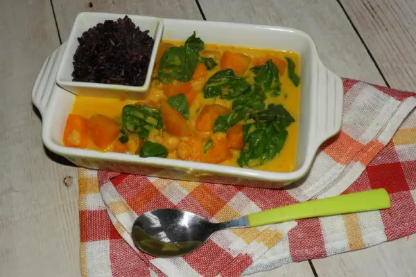 Tajskie curry z ciecierzycą, dynia i szpinakiem