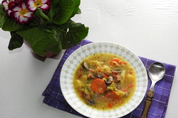 Zupa z kapusty włoskiej z kiełbasą