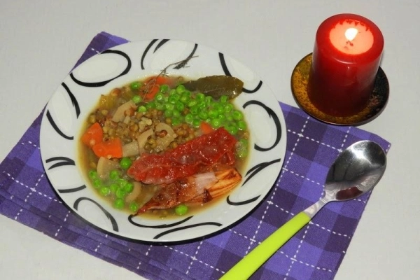 Zupa z fasolą mung, groszkiem zielonym i karmelizowaną szalotką
