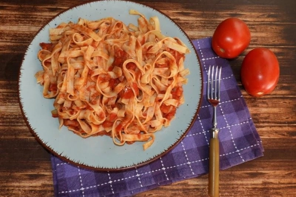 Makaron con L alloro czyli makaron z sosem pomidorowym z wawrzynem i cynamonem