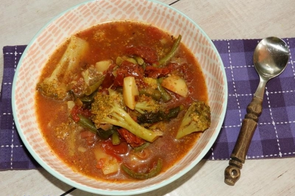 Zupa podwójnie pomidorowa z brokułami i fasolką szparagową