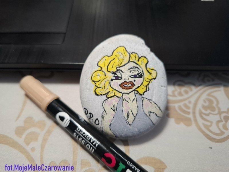 Kamienna Marilyn wędruje
